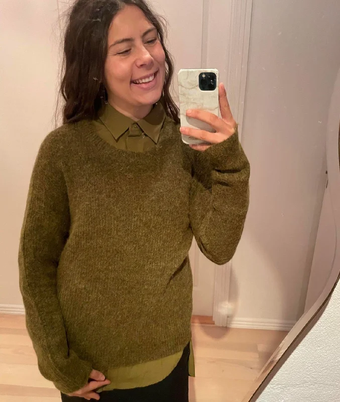 My Essential Wardrobe - The Knit Pullover 05 Keyhole Neck Pullover