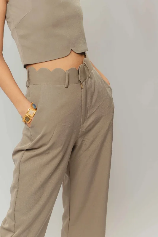 The Scallop Trousers in Bronco Chinos Cotton Straight Leg
